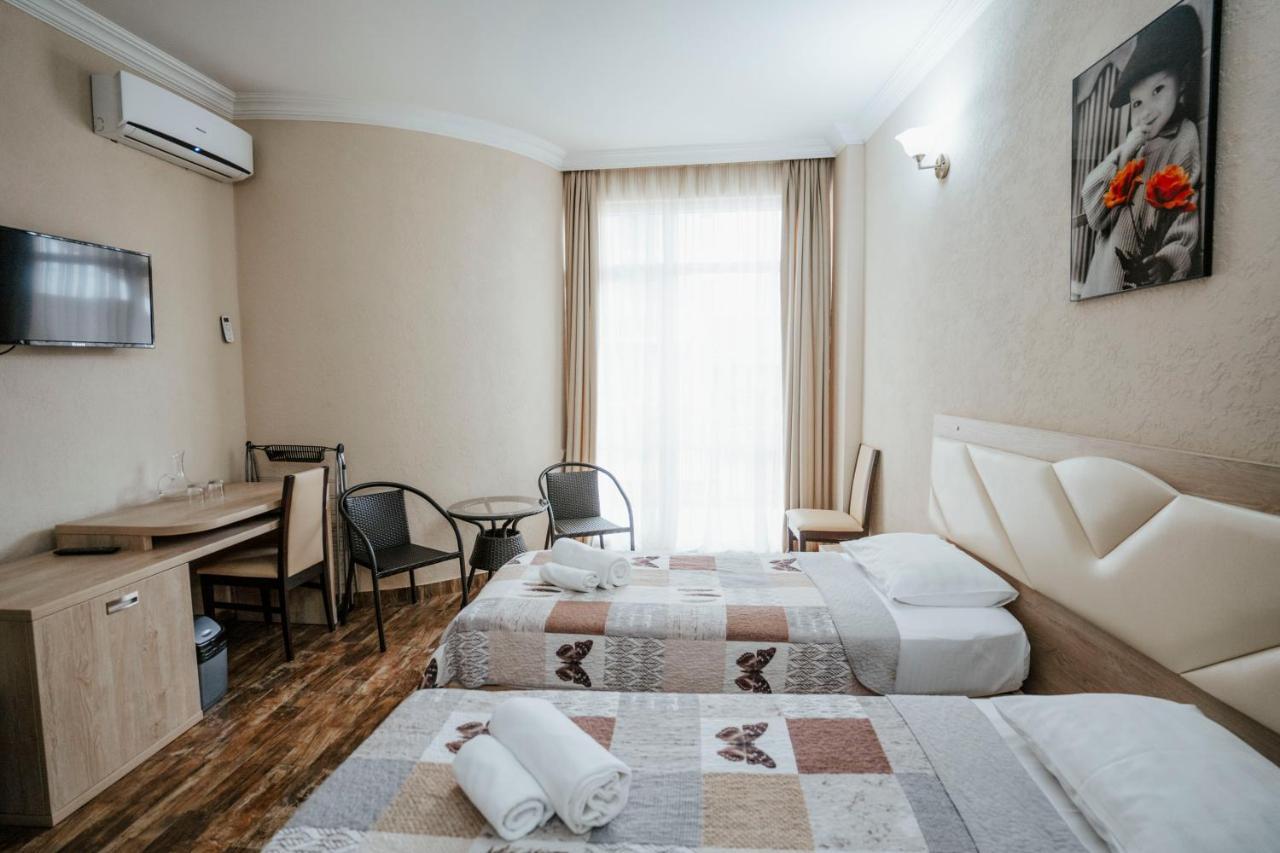 Hotel General Batumi Exteriör bild