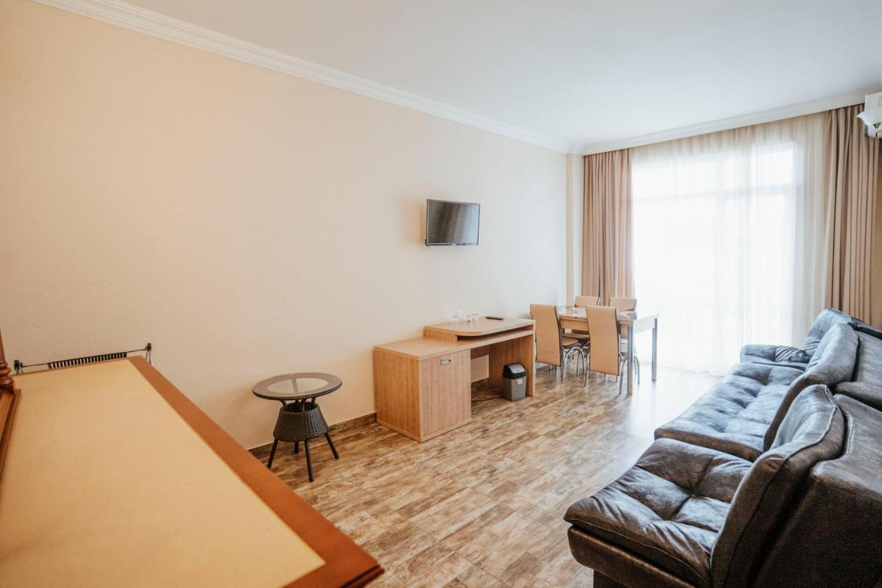 Hotel General Batumi Exteriör bild