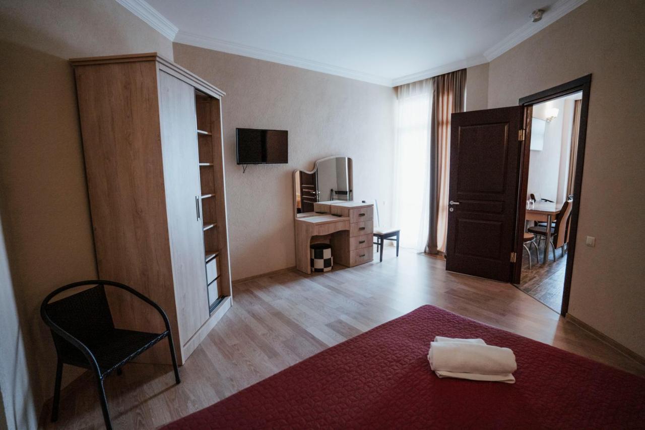 Hotel General Batumi Exteriör bild