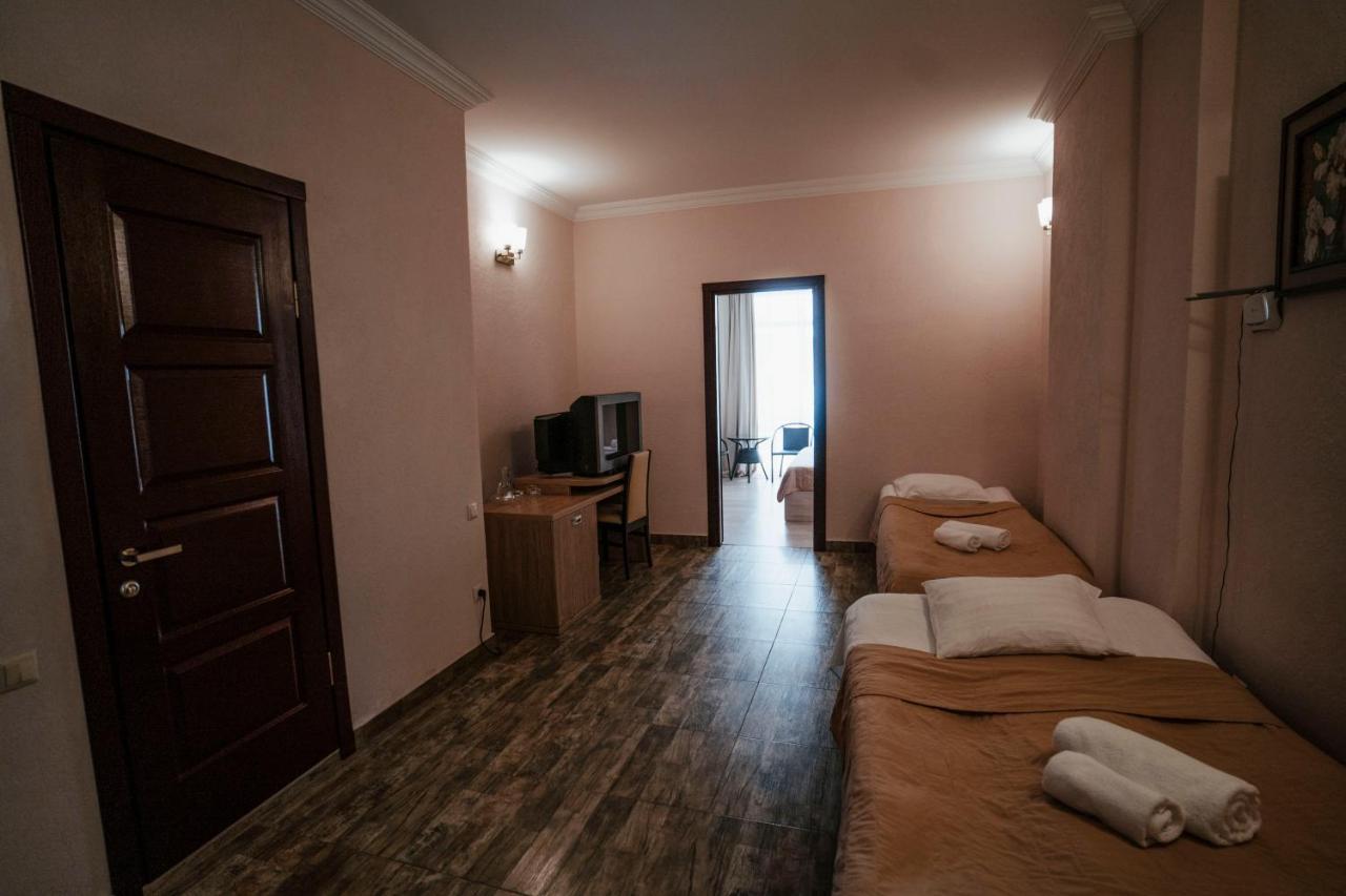 Hotel General Batumi Exteriör bild